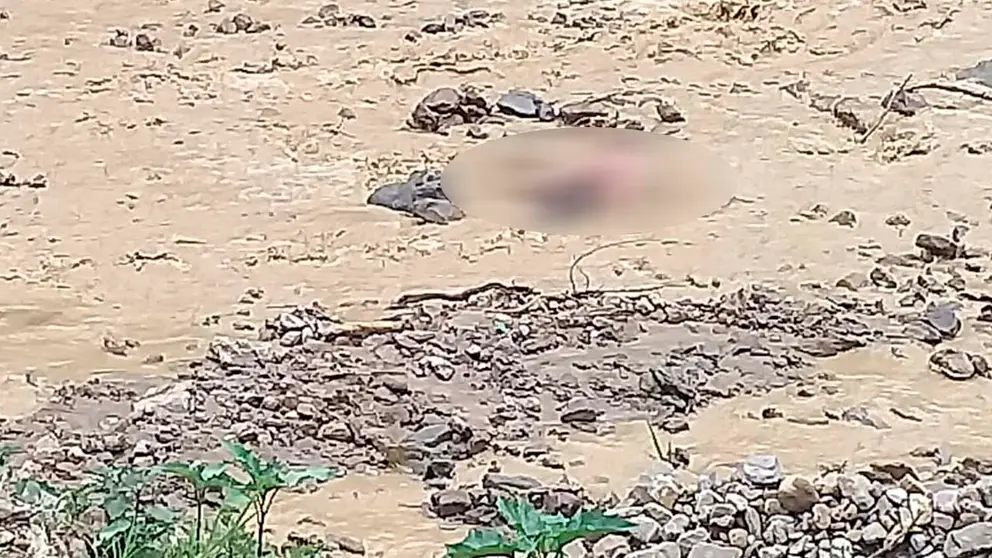 Fotograf&iacute;a de una de los cuerpos en el r&iacute;o. Tunari sin Fuego