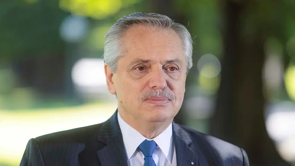Fotograf&iacute;a cedida por Presidencia de Argentina, del mandatario, Alberto Fern&aacute;ndez, mientras habla durante un anuncio sobre el acuerdo con el FMI, hoy, en la Quinta Presidencial De Olivos, en Buenos Aires (Argentina). EFE/