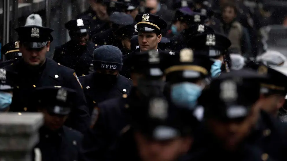 Cientos de polic&iacute;as fueron registrados al asistir al funeral de su compa&ntilde;ero Jason Rivera, oficial de origen dominicano que falleci&oacute; en medio de tiroteo, en la Catedral de San Patricio, en Manhattan (NY, EEUU). EFE