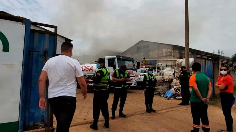 Se incendia una f&aacute;brica de cartones en el Camb&oacute;dromo. UNITEL