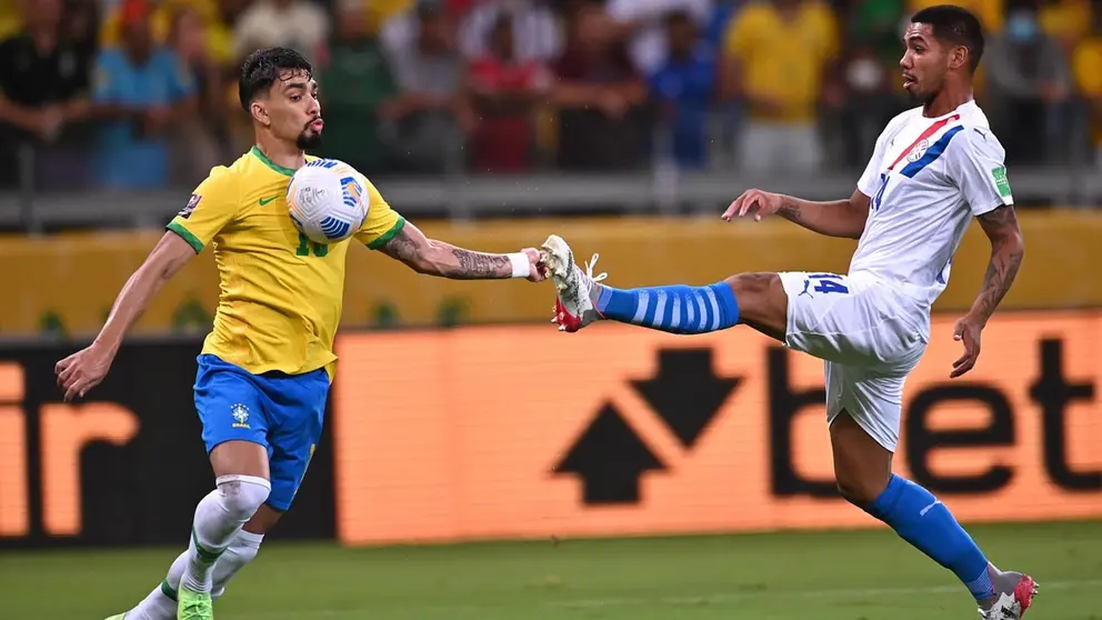 Lucas Paquetá (i) de Brasil disputa hoy el balón con Héctor Martínez de Paraguay, durante un partido de las eliminatorias sudamericanas para el Mundial de Catar 2022 en Belo Horizonte (Brasil). EFE