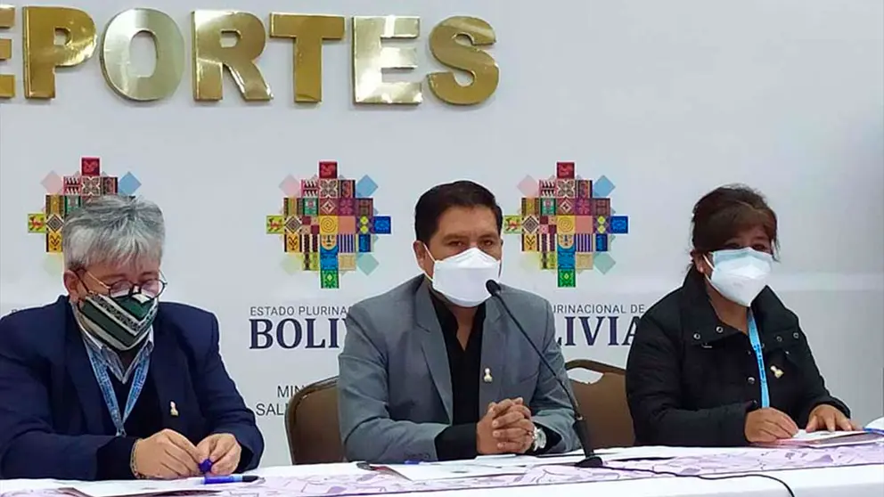 El ministro de Salud y Deportes, Jeyson Auza, junto a la presidenta de la Asociaci&oacute;n de Personas con C&aacute;ncer, Rosario Calle. Foto: ERBOL