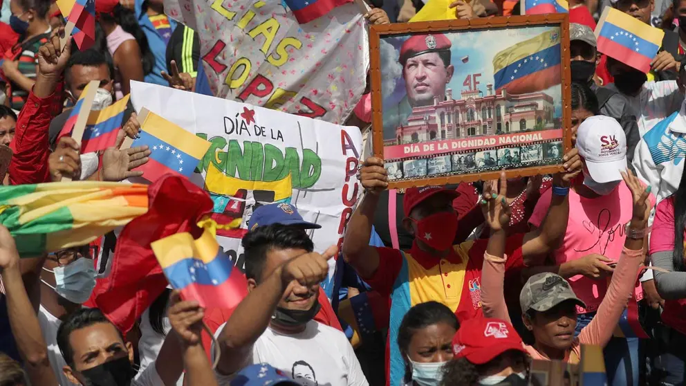 Cientos de personas participan en la marcha conmemorativa del 4 de febrero de 1992, cuando se llevó a cabo un fallido golpe de Estado en Venezuela, en Caracas. EFE
