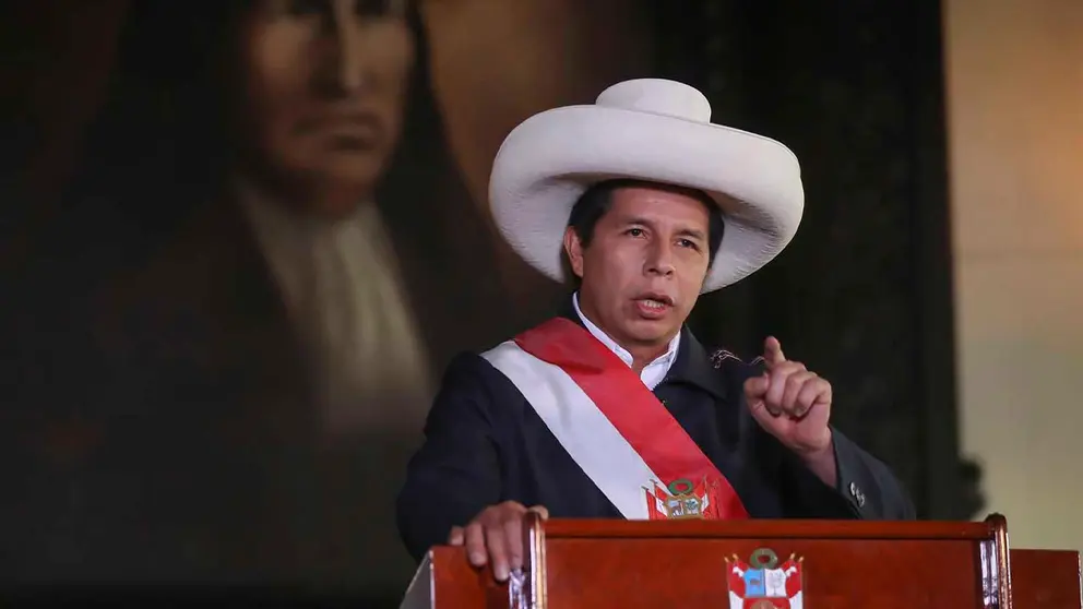 Fotograf&iacute;a cedida hoy, por Presidencia del Per&uacute; que muestra al presidente de Per&uacute;, Pedro Castillo, mientras ofrece un mensaje a la naci&oacute;n, en Lima (Per&uacute;). EFE