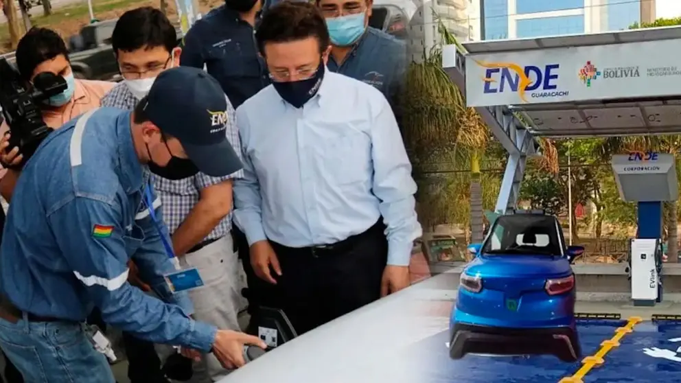 Directivos de ENDE realizan pruebas de una electrolinera. ABI