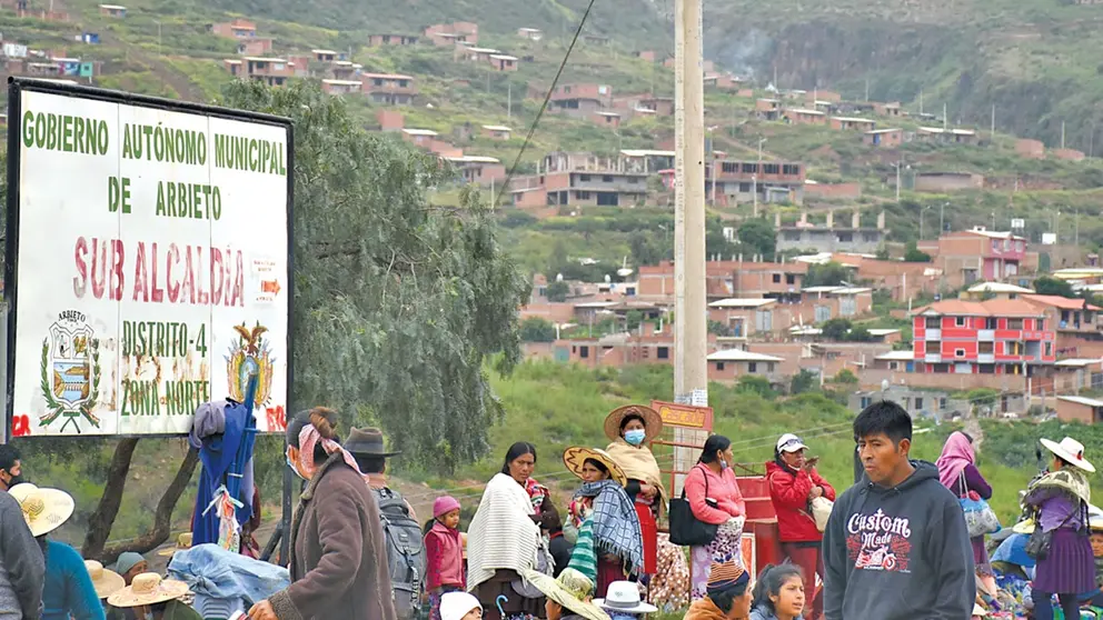 Vecinos del Distrito 4 de Arbieto durante el bloqueo de la carretera al Valle Alto. DICO SOLÍS