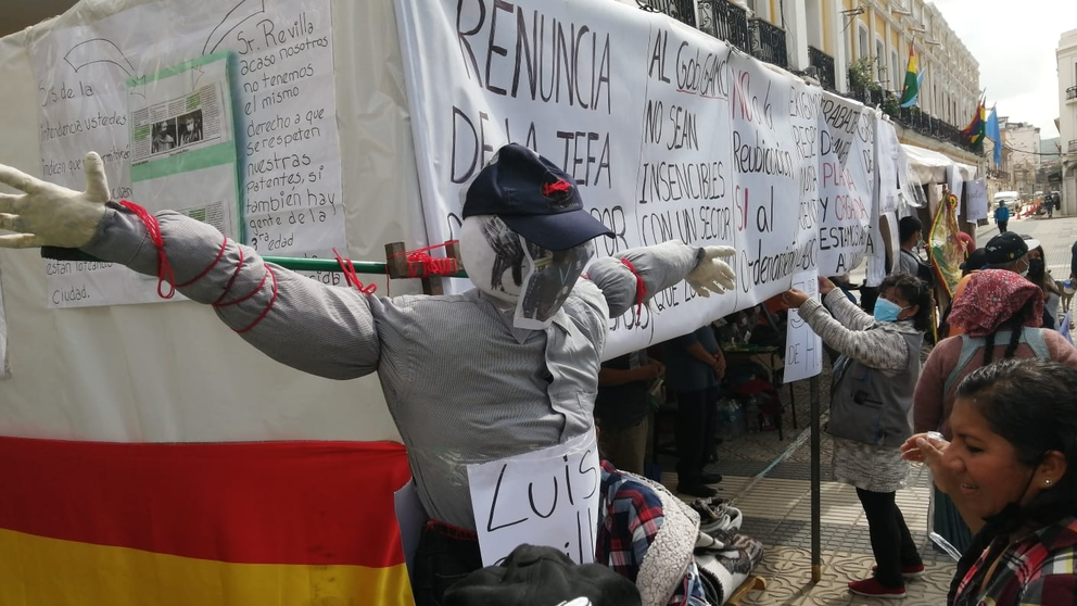 La protesta de los comerciantes de la zona del Correo, en la Plaza 14 de Septiembre. RUB&Eacute;N RODR&Iacute;GUEZ