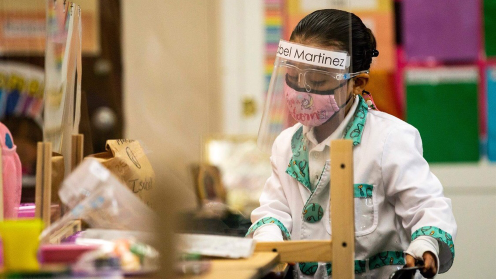 Un estudiante de jard&iacute;n de infantes durante una clase en Nueva York.     EFE