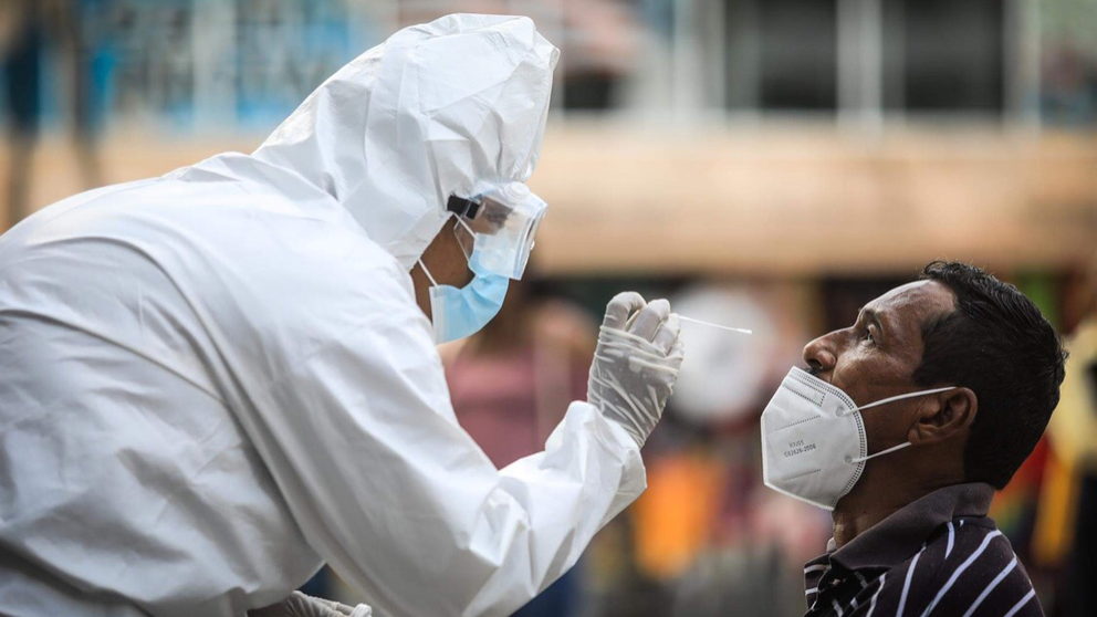 Personal de salud toma una prueba de COVID a una persona en Per&uacute;.         EFE