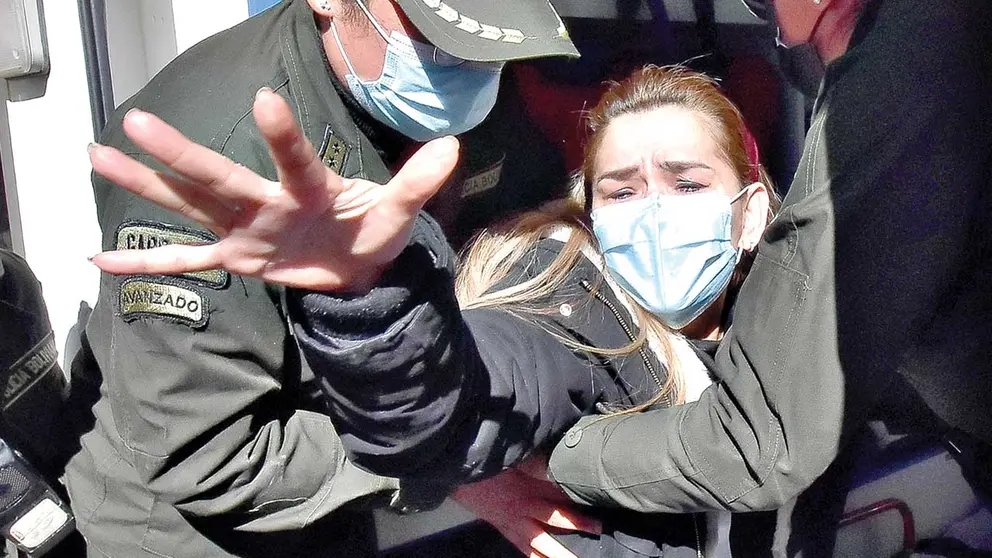 La expresidenta Jeanine Áñez en su traslado de la cárcel a un centro médico. ARCHIVO