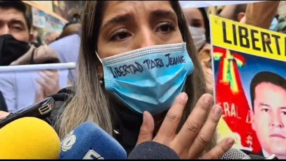 Carolina Ribera, hija de la exmandataria Jeanine, en el plant&oacute;n a favor de su madre, mientras marcha el juicio. CAPTURA P&Aacute;GINA SIETE