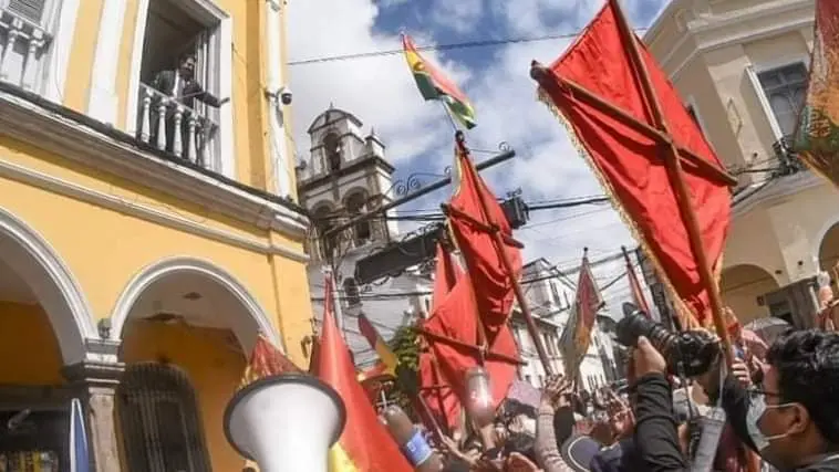 Comerciantes escuchan el pronunciamiento del alcalde Manfred Reyes Villa, desde el balc&oacute;n edil. DICO SOL&Iacute;S