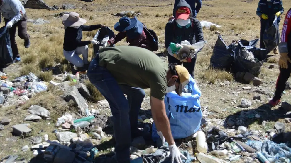 Una imagen de los trabajos de limpieza que realizan voluntarios de Tunari Sin Fuego en el Parque Nacional Tunari. Tunari Sin Fuego