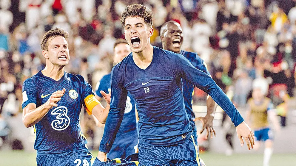 Kai Havertz, del Chelsea (d), celebra el tanto de penal que anotó ante el Palmeiras.     CHELSEA FOOTBALL CLUB 