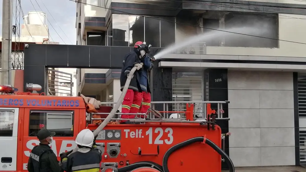 Bomberos y voluntarios sofocan el incendio registrado el sábado en el departamento de un edificio de la zona de Cala Cala, Cochabamba. Rubén Rodríguez