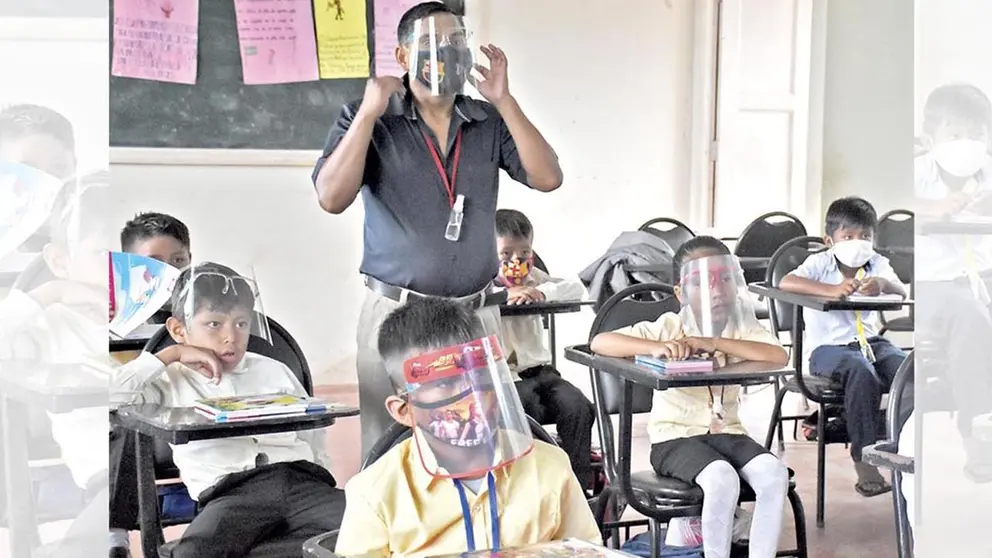 Un profesor dicta clases presenciales a sus estudiantes. DICO SOLÍS