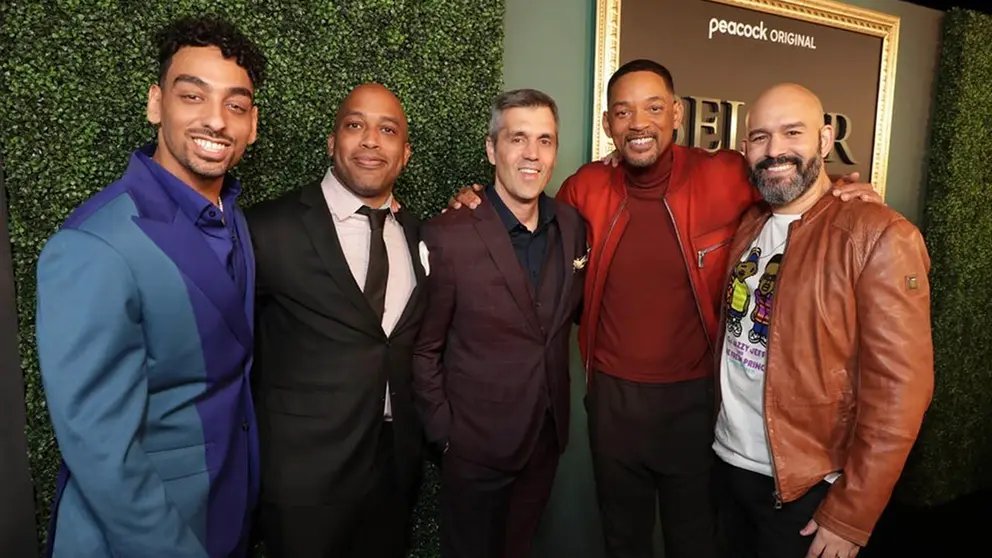 El actor Jabari Banks (3i) junto a los productores ejecutivos (i-d) Morgan Cooper, Rasheed Newson, TJ Brady, Terence Carter, y Will Smith durante la presentaci&oacute;n de la serie "Bel-Air"./ EFE