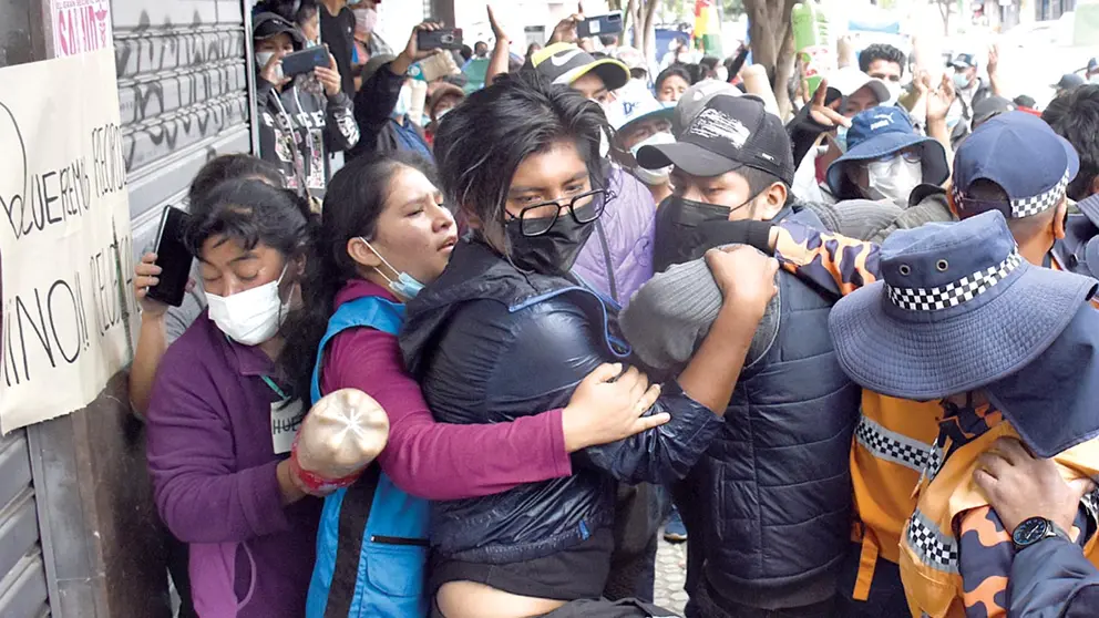 Sostienen a un comerciante que intenta agredir a guardias de la Intendencia. DICO SOLÍS