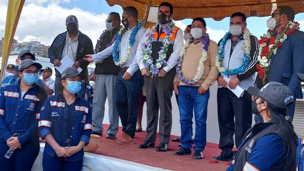 El alcalde Manfred Reyes Villa (c), en el inicio de obras de pavimentado r&iacute;gido. GENTILEZA