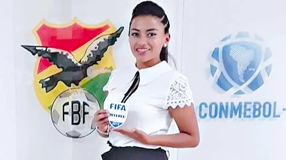 Adriana Farfán con su insignia FIFA en la mano. APG