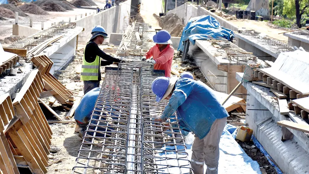 Obreros arman una estructura metálica para la construcción de un desnivel. DICO SOLÍS