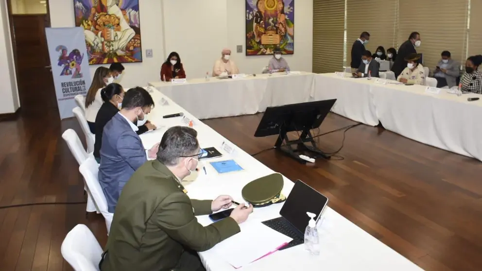 Reunión de la comisión que revisara los casos de violación y feminicidio en Casa Grande del Pueblo. MINISTERIO DE LA PRESIDENCIA