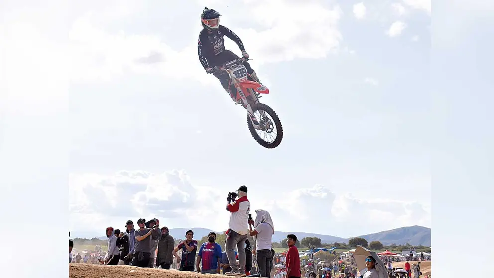 Marco Antezana suspendido en el aire en su moto, ante la mirada de la afición. DICO SOLÍS