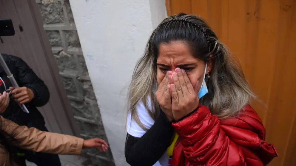 Carolina Ribera llora tras salir del penal de Miraflores, en La Paz. APG