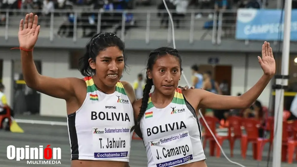 Camargo y Jahuira saludan a las tribunas tras lograr la medalla dorada en el Sudamericano Indoor de Atletismo. DICO SOL&Iacute;S