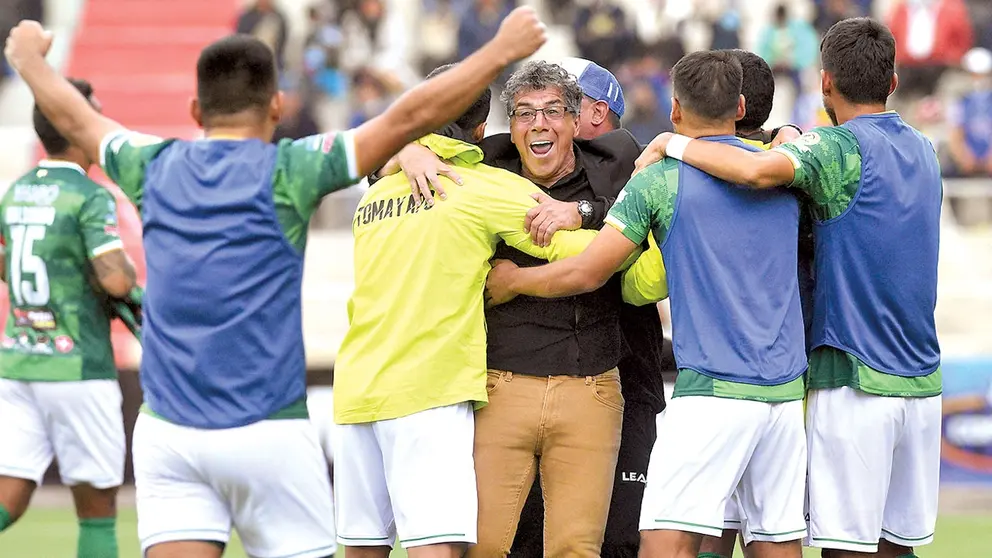 Andrada y su plantel celebran la victoria en El Alto. APG