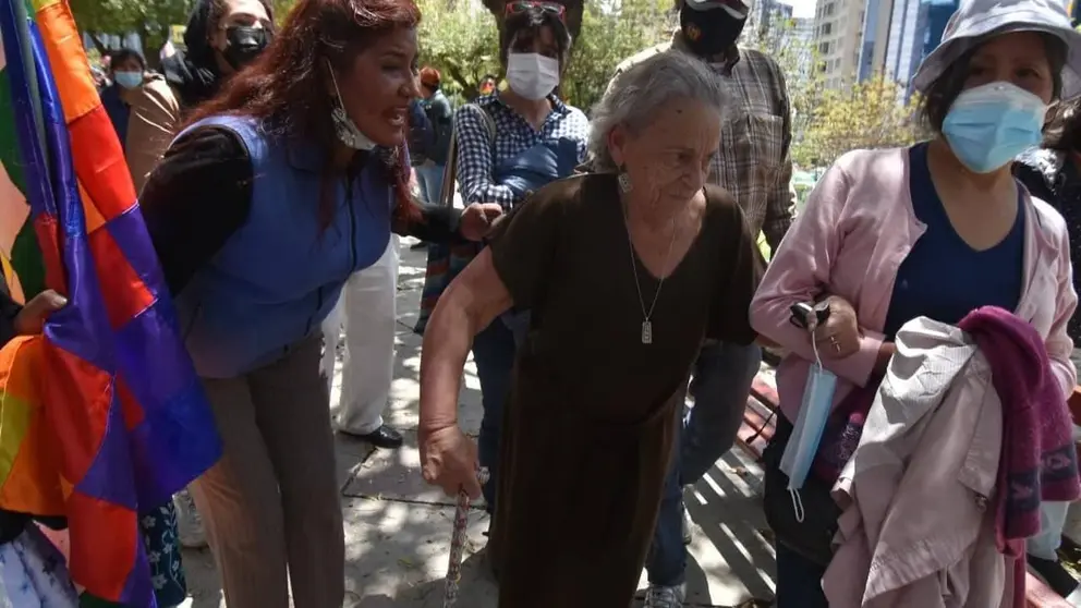 Las fricciones en La Paz, donde march&oacute; la activista Amparo Carvajal, quien recibi&oacute; un huevazo. APG