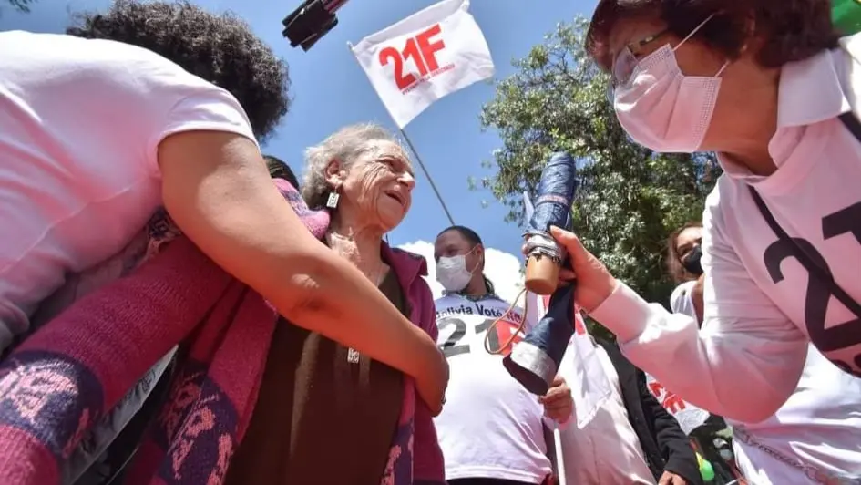 Amparo Carvajal (c), protegida por una manifestante, en las movilizaciones que recordaron el 21-F. APG