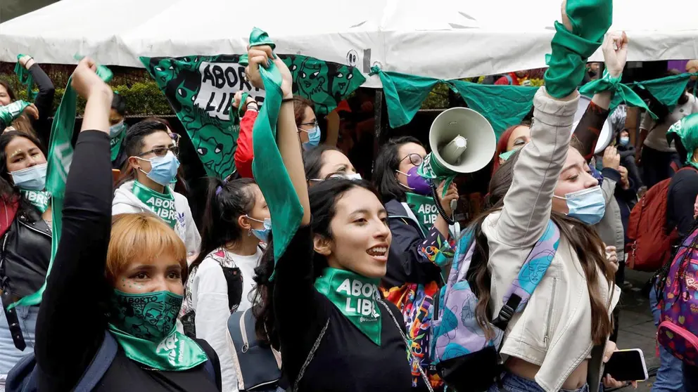 Colectivos feministas se reúnen frente a la sede de la Corte Constitucional para esperar la decisión sobre la despenalización del aborto, en Bogotá (Colombia). EFE