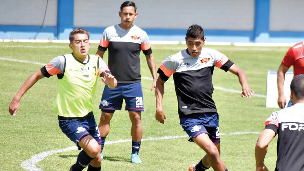 Los jugadores de Wilster durante una sesión de fútbol para definir el once titular. DICO SOLÍS