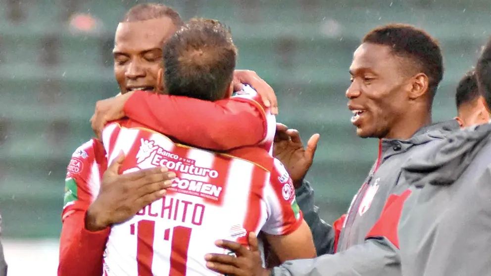 Los jugadores de Inde, celebran un triunfo. APG