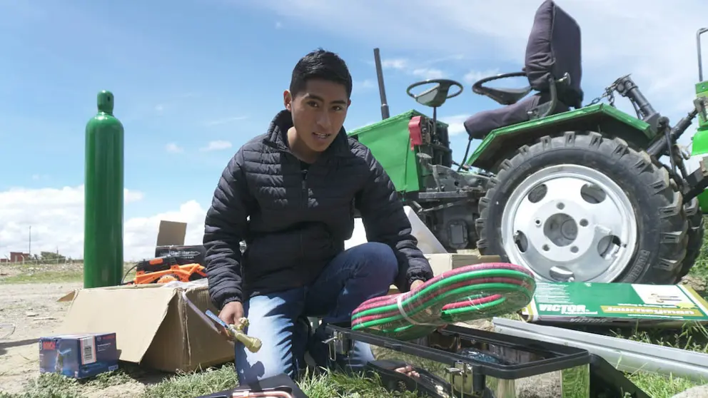 Limbert Guachalla recibe los "instrumentos necesarios" para perfeccionar el tractor que ha construido. Facebook Lucho Arce