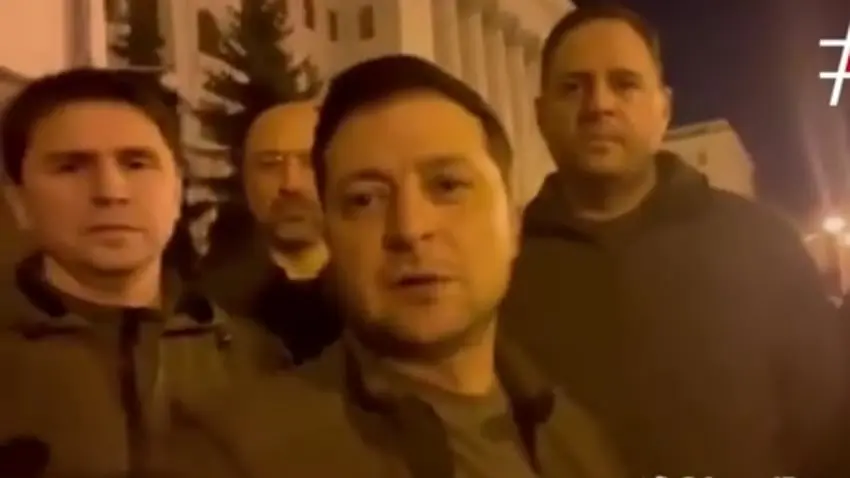 El presidente de Ucrania, Vladimir Zelenski (c), confirma que sigue en su pa&iacute;s. CAPTURA DE VIDEO