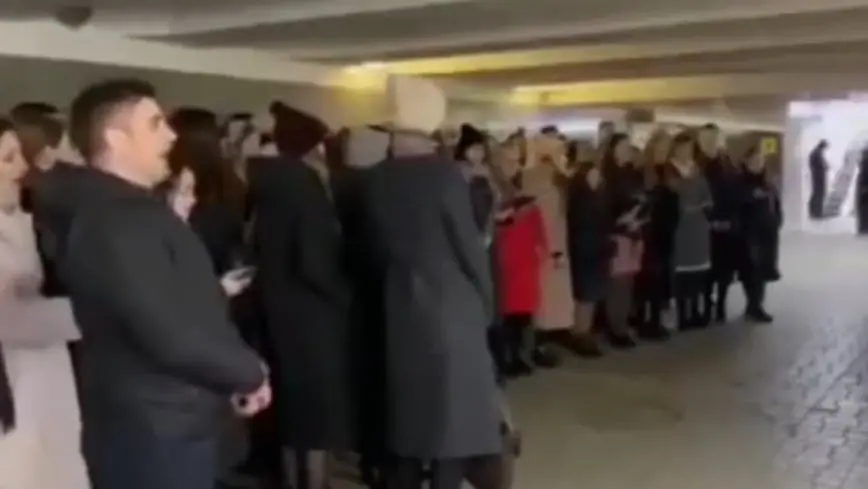 Ciudadanos ucranianos rezan en una estaci&oacute;n de metro. CAPTURA DE VIDEO