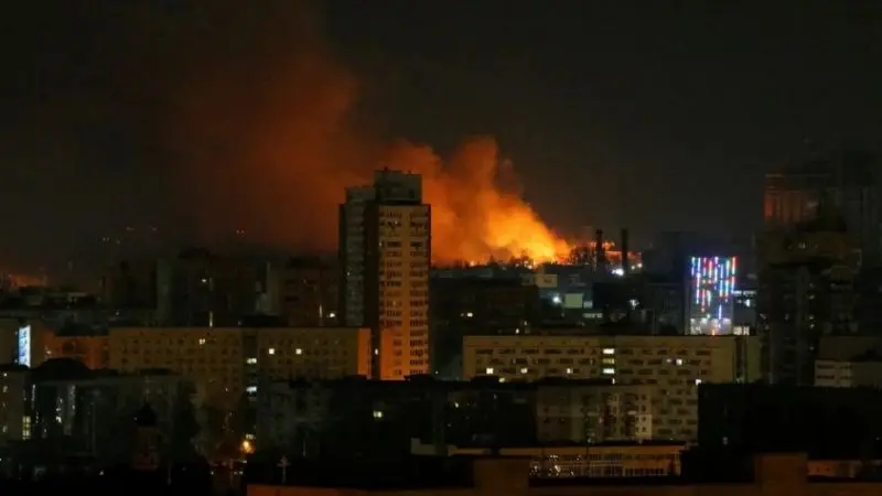 Imagen de video muestra la imagen de una explosi&oacute;n en Kiev. Infobae.