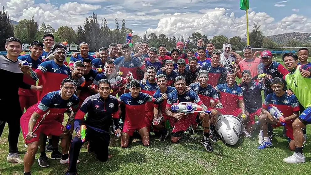 El grupo de jugadores luego de jugar con agua. CLUB WILSTERMANN