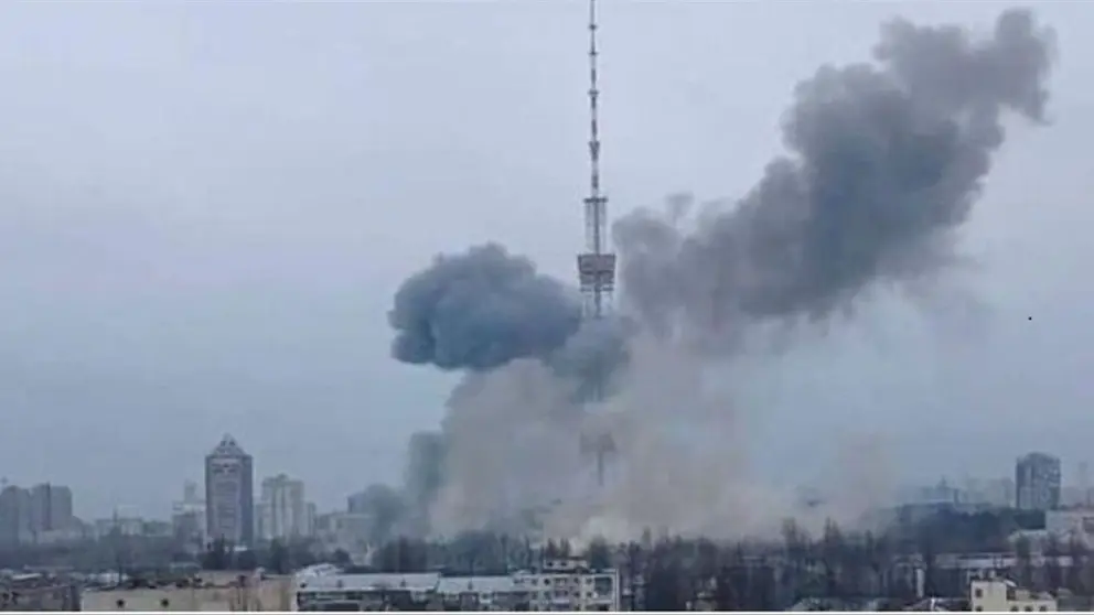 Imagen de video muestra humo en los alrededores de la antena de TV Kiev.
