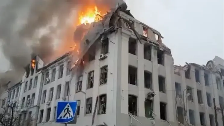 La fachada de la Universidad de J&aacute;rkov, en llamas. ESPECIALES