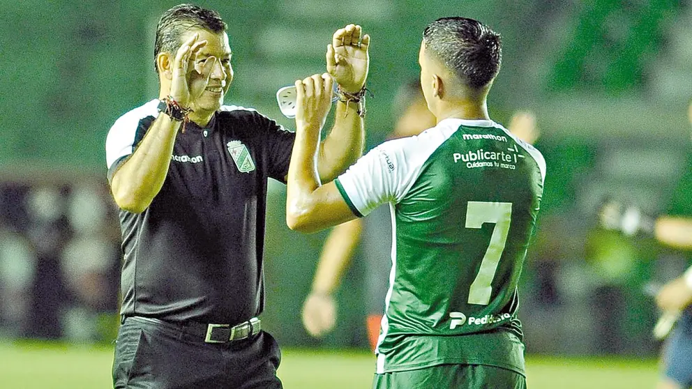 Erwin Sánchez (i) celebra un triunfo. ARCHIVO