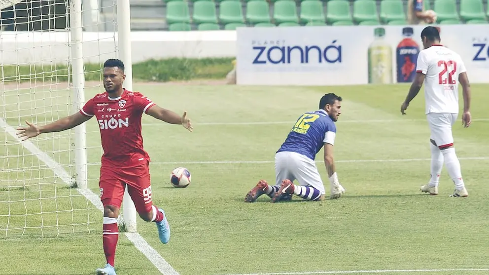Rolando Blackburn  celebra el gol de Royal Pari, en el Tahuichi.
