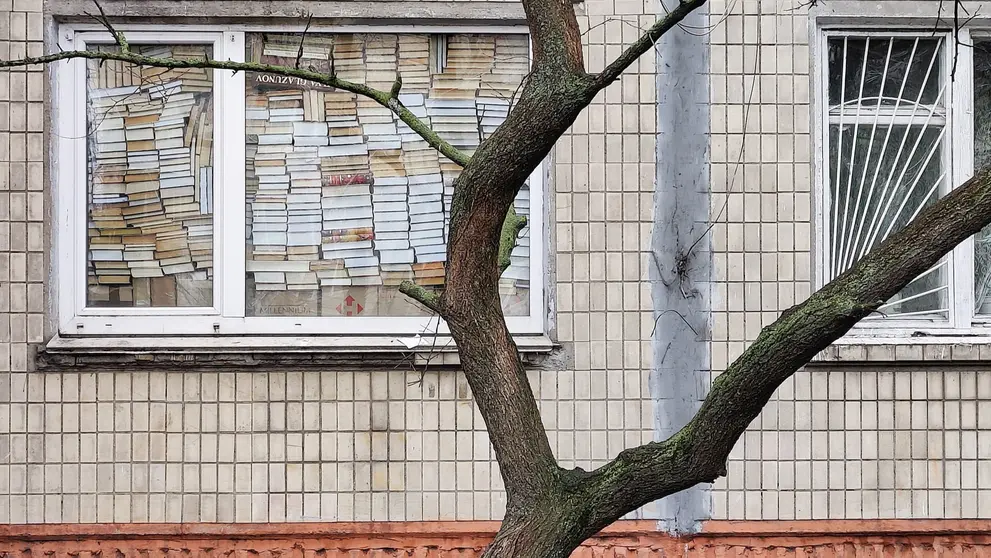 La ventana de la casa del investigador Lev Shevchenko, con un muro de libros. Lev Shevchenko