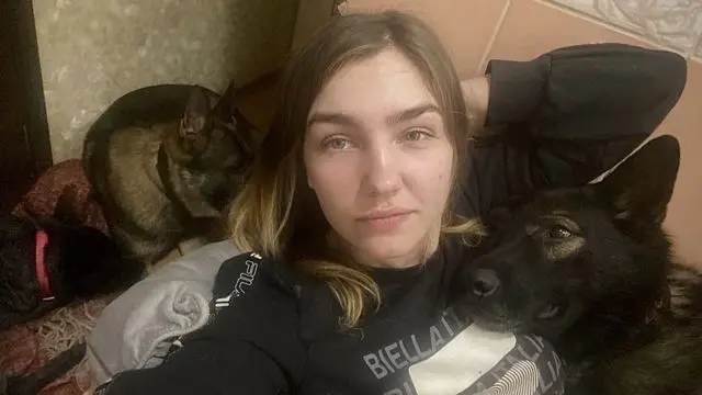 Oleksandra, junto a sus canes, en J&aacute;rkiv. BBC