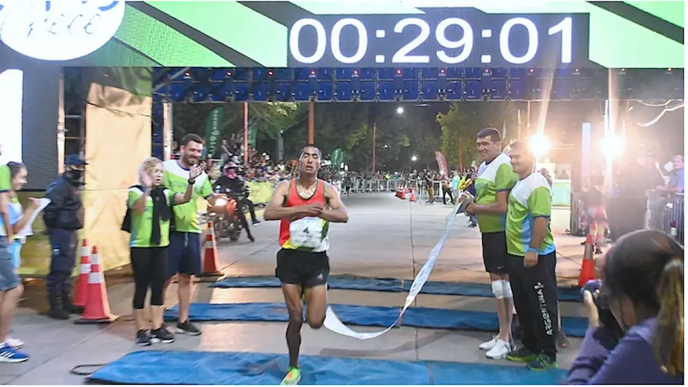 El fondista orure&ntilde;o Vidal Basco cruza la meta en el 10k de Argentina. MASDEPORTEWEB.COM