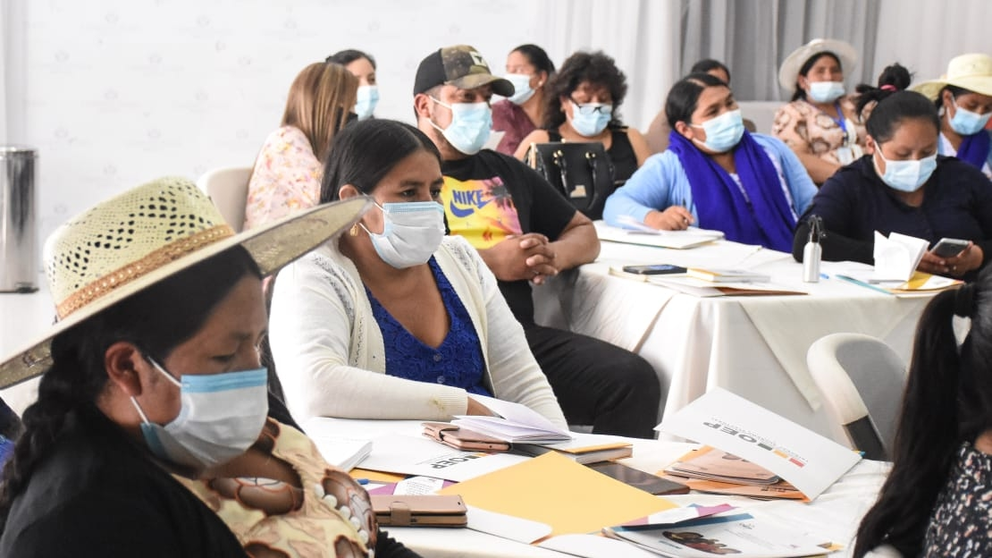 Un grupo de mujeres interact&uacute;a en un encuentro sobre violencia, en Camino Plaza. DICO SOL&Iacute;S