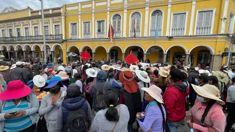 Las juntas vecinales de K'ara K'ara, concentradas fuera de la Alcald&iacute;a de Cochabamba, exigiendo obras. ALEJANDRO ORELLANA