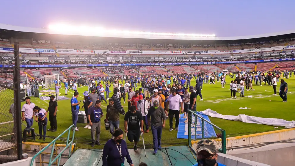 Una imagen de los incidentes acontecidos en Querétaro vs Atlas por el fútbol mexicano. EFE
